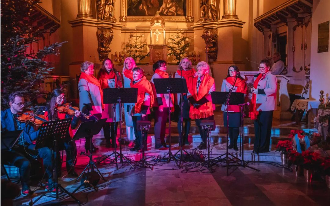 ZAPRASZAMY NA WIGILIJNE KOLĘDOWANIE 23.00
